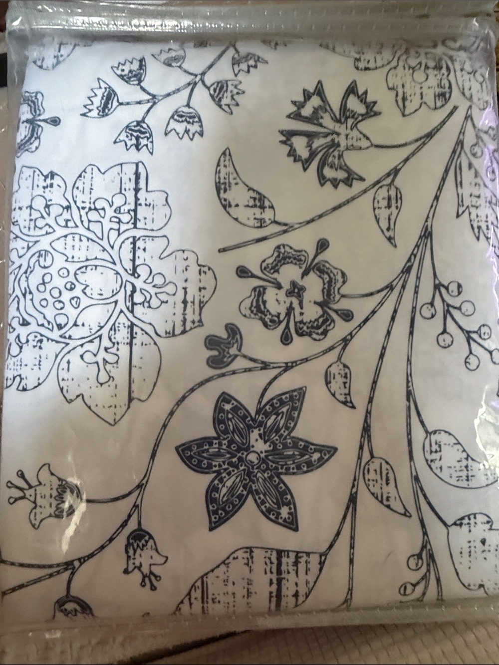 NWB/ Classic Floral Print Tablecloth in White and Blue … Shelf - Picture 5 of 5